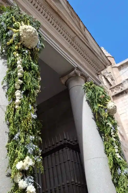 Flores de boda para iglesia en granada puerta iglesia